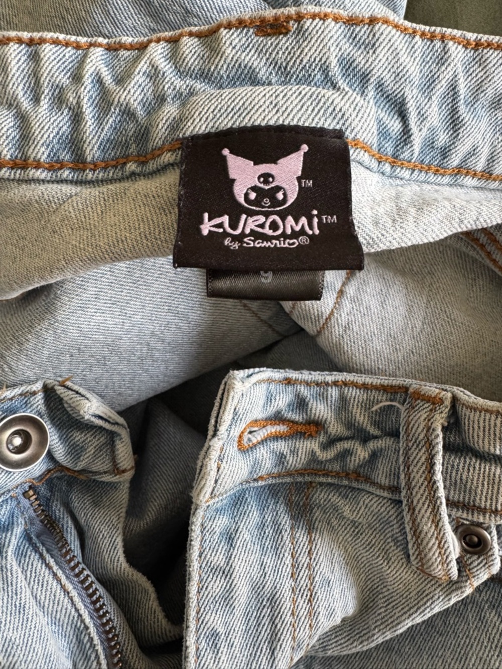 Kuromi Lightweight Blue Women's Jeans with Purple Butterfly Embellishments - Picture 3 of 12
